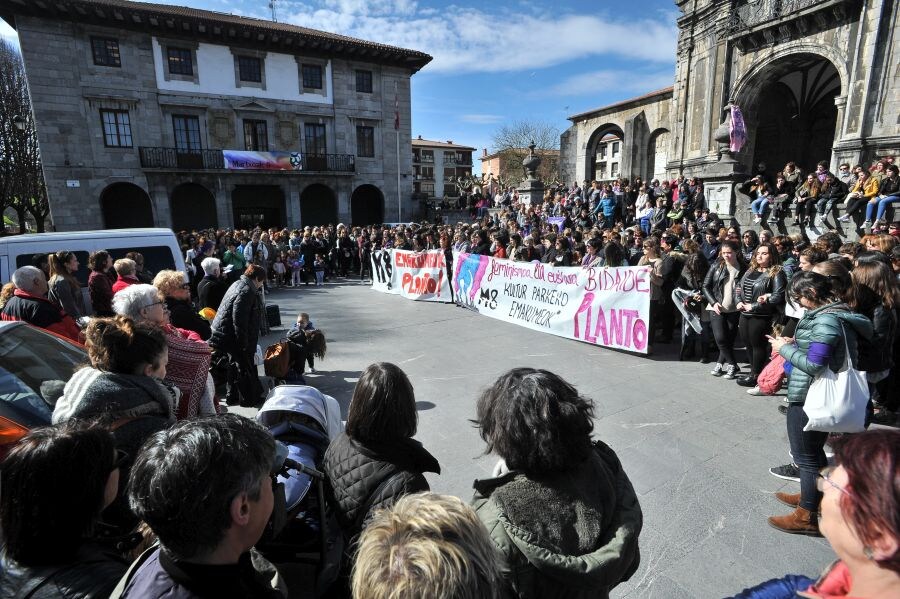 Las mujeres guipuzcoanas 'paran' hoy para renovar el impulso en la lucha por la igualdad. Paros, manifestaciones, actos reivindicativos se sucederán durante toda la jornada en diferentes localidades del territorio