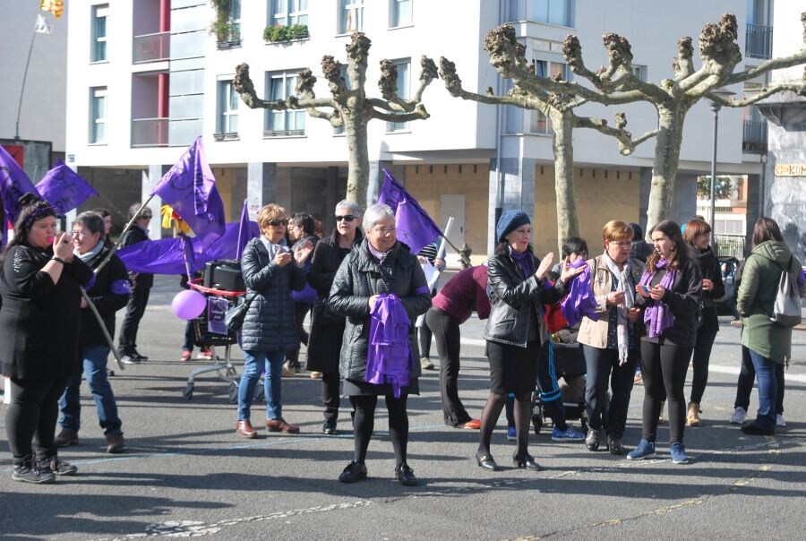 Las mujeres guipuzcoanas 'paran' hoy para renovar el impulso en la lucha por la igualdad. Paros, manifestaciones, actos reivindicativos se sucederán durante toda la jornada en diferentes localidades del territorio