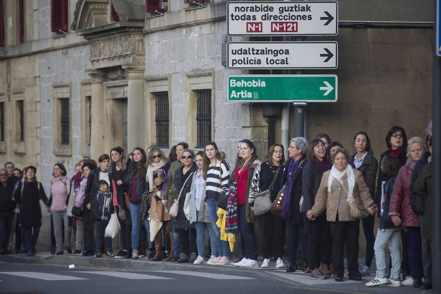 Las mujeres guipuzcoanas 'paran' hoy para renovar el impulso en la lucha por la igualdad. Paros, manifestaciones, actos reivindicativos se sucederán durante toda la jornada en diferentes localidades del territorio