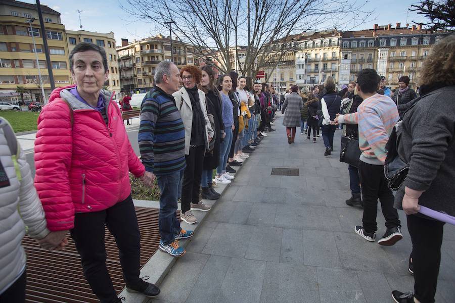 Las mujeres guipuzcoanas 'paran' hoy para renovar el impulso en la lucha por la igualdad. Paros, manifestaciones, actos reivindicativos se sucederán durante toda la jornada en diferentes localidades del territorio