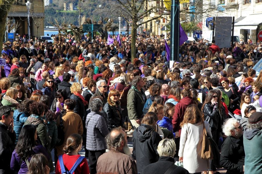Miles de personas se han concentrado este mediodía en el Boulevard de San Sebastián en uno de los muchos actos reivindicativos que se sucederán a lo largo de este 8-M. 
