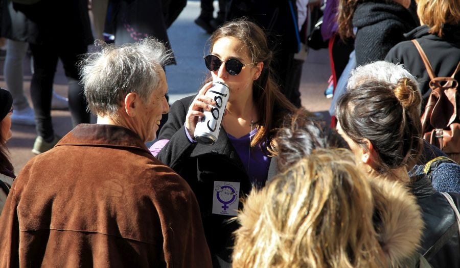 Miles de personas se han concentrado este mediodía en el Boulevard de San Sebastián en uno de los muchos actos reivindicativos que se sucederán a lo largo de este 8-M. 