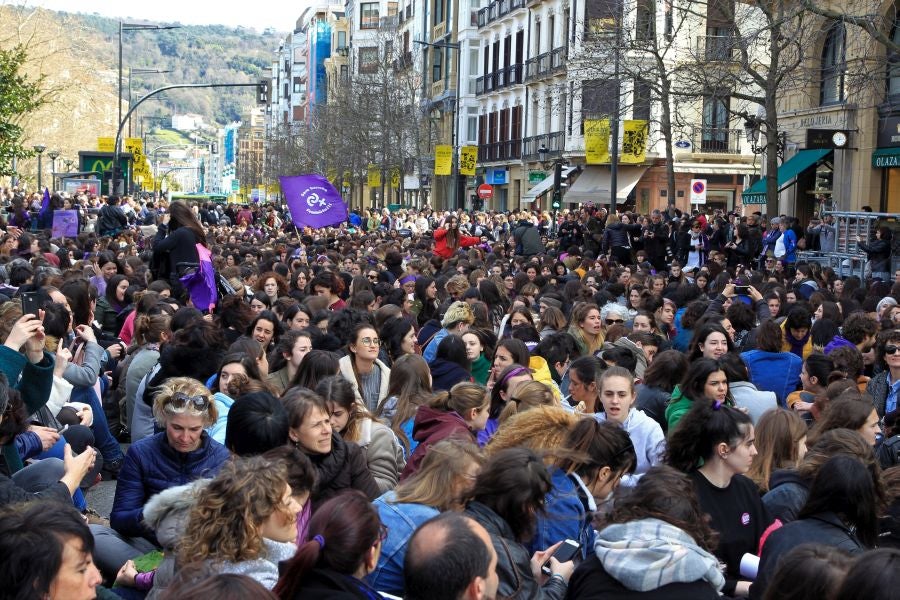 Miles de personas se han concentrado este mediodía en el Boulevard de San Sebastián en uno de los muchos actos reivindicativos que se sucederán a lo largo de este 8-M. 