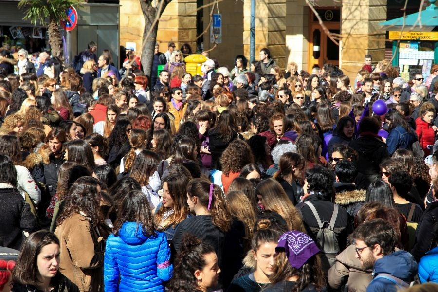 Miles de personas se han concentrado este mediodía en el Boulevard de San Sebastián en uno de los muchos actos reivindicativos que se sucederán a lo largo de este 8-M. 