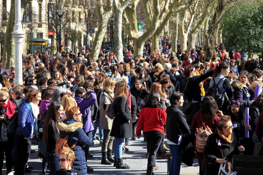 Miles de personas se han concentrado este mediodía en el Boulevard de San Sebastián en uno de los muchos actos reivindicativos que se sucederán a lo largo de este 8-M. 