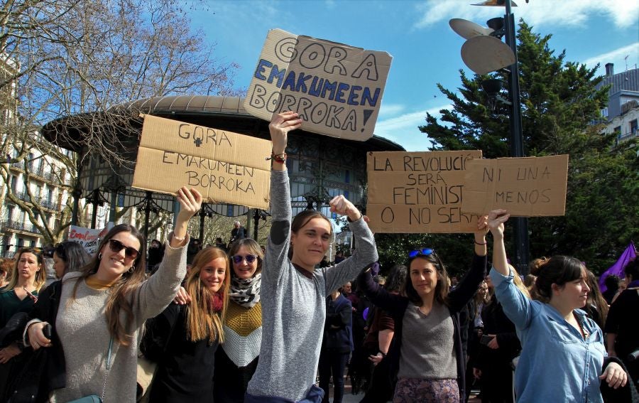 Miles de personas se han concentrado este mediodía en el Boulevard de San Sebastián en uno de los muchos actos reivindicativos que se sucederán a lo largo de este 8-M. 
