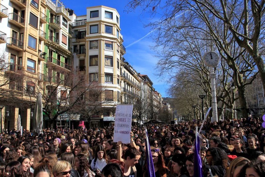 Miles de personas se han concentrado este mediodía en el Boulevard de San Sebastián en uno de los muchos actos reivindicativos que se sucederán a lo largo de este 8-M. 