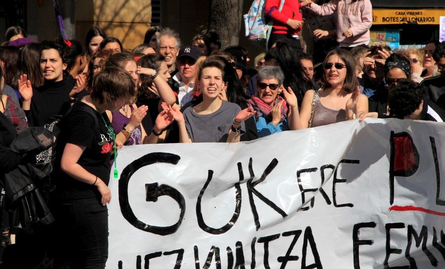 Miles de personas se han concentrado este mediodía en el Boulevard de San Sebastián en uno de los muchos actos reivindicativos que se sucederán a lo largo de este 8-M. 