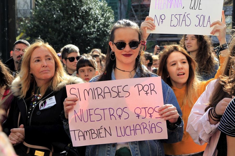Miles de personas se han concentrado este mediodía en el Boulevard de San Sebastián en uno de los muchos actos reivindicativos que se sucederán a lo largo de este 8-M. 
