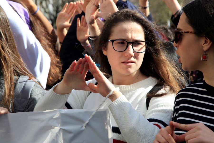 Miles de personas se han concentrado este mediodía en el Boulevard de San Sebastián en uno de los muchos actos reivindicativos que se sucederán a lo largo de este 8-M. 