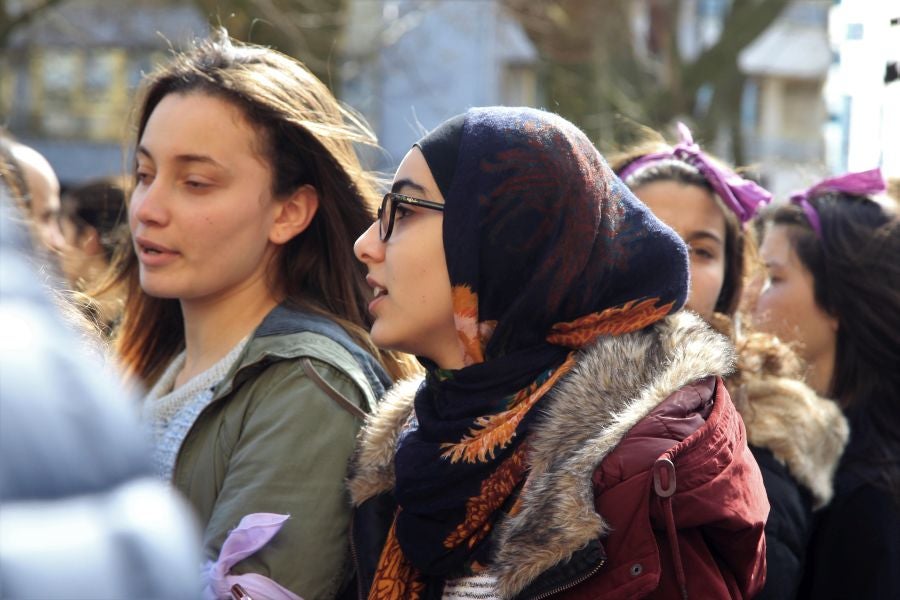 Miles de personas se han concentrado este mediodía en el Boulevard de San Sebastián en uno de los muchos actos reivindicativos que se sucederán a lo largo de este 8-M. 