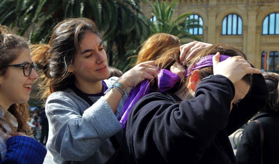 Miles de personas se han concentrado este mediodía en el Boulevard de San Sebastián en uno de los muchos actos reivindicativos que se sucederán a lo largo de este 8-M. 