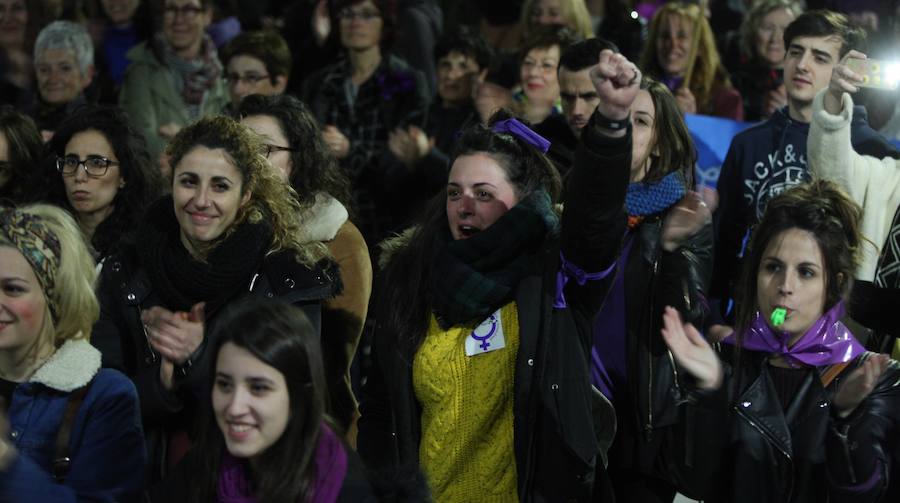 Miles de mujeres han salido a las calles de San Sebastián, Errenteria y otras localidades guipuzcoanas para pedir igualdad en una jornada calificada como histórica.