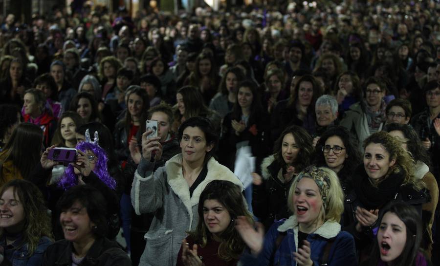 Miles de mujeres han salido a las calles de San Sebastián, Errenteria y otras localidades guipuzcoanas para pedir igualdad en una jornada calificada como histórica.