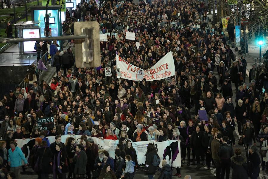 Miles de mujeres han salido a las calles de San Sebastián, Errenteria y otras localidades guipuzcoanas para pedir igualdad en una jornada calificada como histórica.