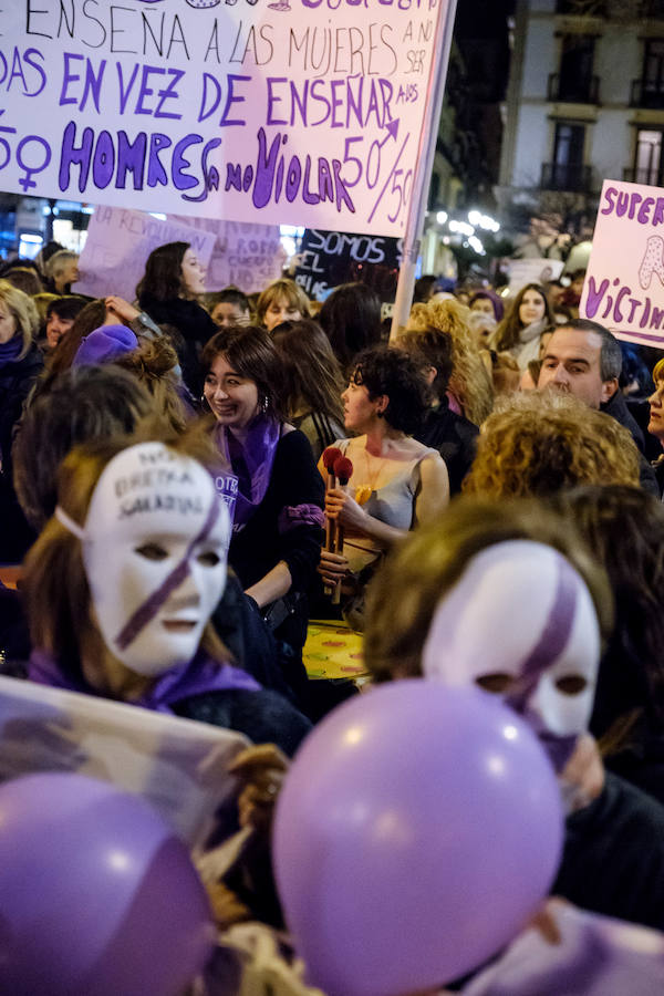 Miles de mujeres han salido a las calles de San Sebastián, Errenteria y otras localidades guipuzcoanas para pedir igualdad en una jornada calificada como histórica.