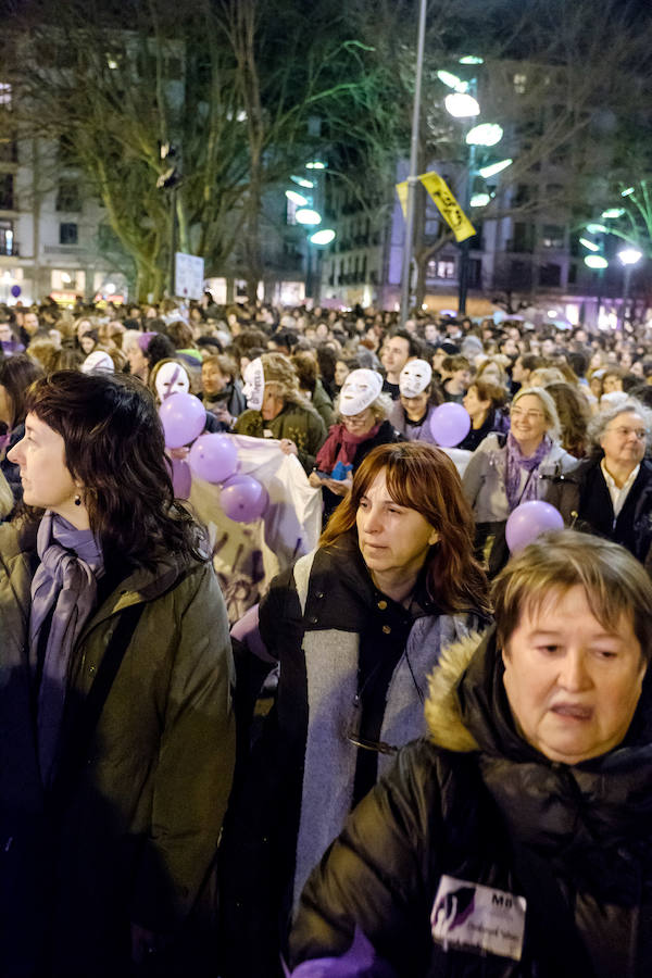 Miles de mujeres han salido a las calles de San Sebastián, Errenteria y otras localidades guipuzcoanas para pedir igualdad en una jornada calificada como histórica.