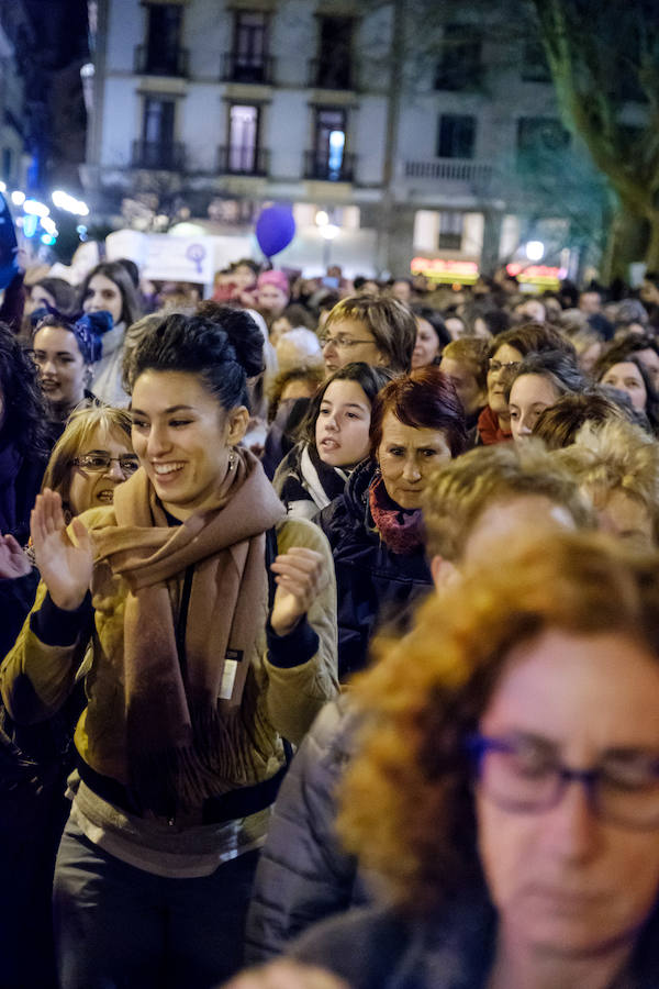 Miles de mujeres han salido a las calles de San Sebastián, Errenteria y otras localidades guipuzcoanas para pedir igualdad en una jornada calificada como histórica.