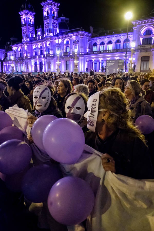 Miles de mujeres han salido a las calles de San Sebastián, Errenteria y otras localidades guipuzcoanas para pedir igualdad en una jornada calificada como histórica.