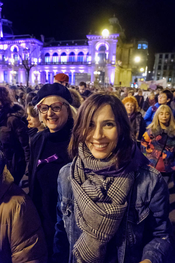 Miles de mujeres han salido a las calles de San Sebastián, Errenteria y otras localidades guipuzcoanas para pedir igualdad en una jornada calificada como histórica.