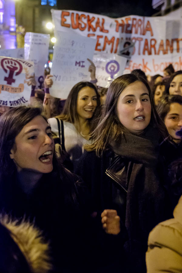 Miles de mujeres han salido a las calles de San Sebastián, Errenteria y otras localidades guipuzcoanas para pedir igualdad en una jornada calificada como histórica.