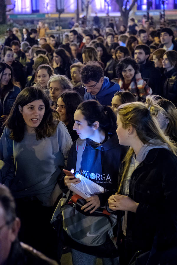 Miles de mujeres han salido a las calles de San Sebastián, Errenteria y otras localidades guipuzcoanas para pedir igualdad en una jornada calificada como histórica.