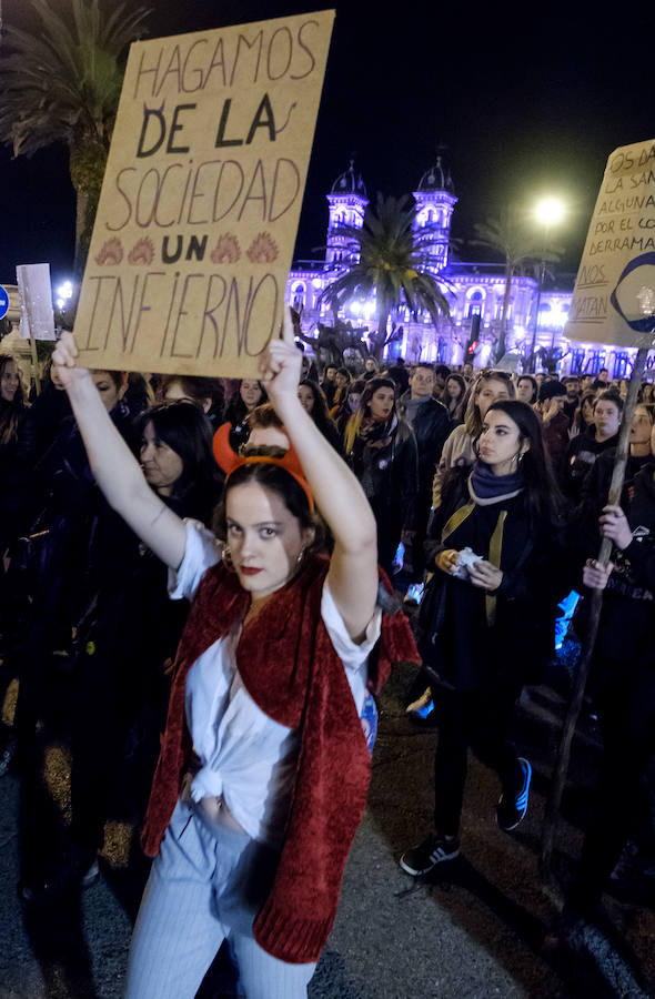 Miles de mujeres han salido a las calles de San Sebastián, Errenteria y otras localidades guipuzcoanas para pedir igualdad en una jornada calificada como histórica.