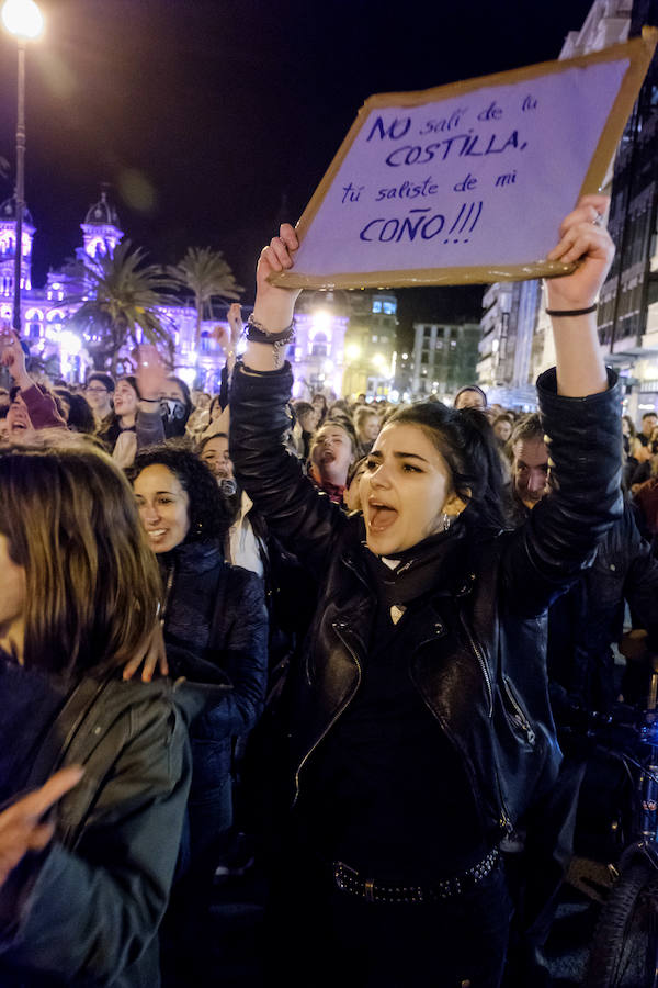Miles de mujeres han salido a las calles de San Sebastián, Errenteria y otras localidades guipuzcoanas para pedir igualdad en una jornada calificada como histórica.
