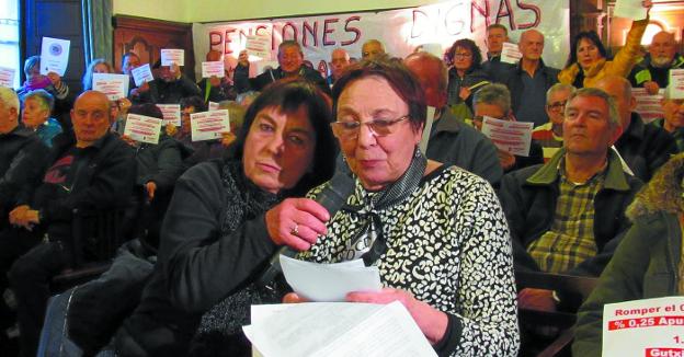 Pensionistas. Karmele Iparragirre denunció en el pleno la «miseria» de las pensiones de viudedad. 