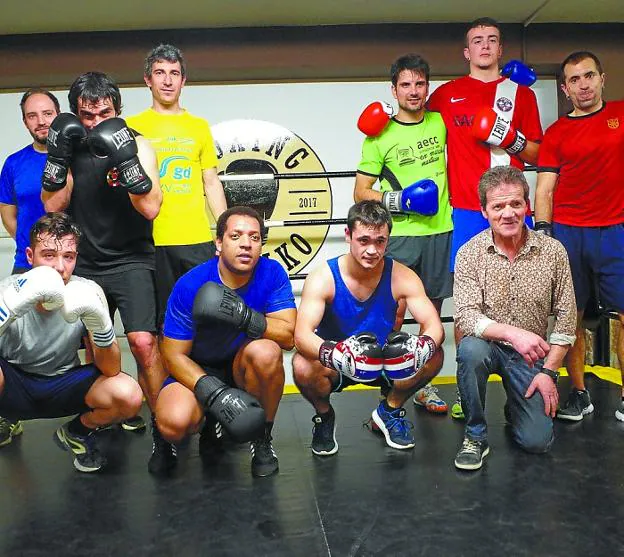 Los integrantes del club Boxing Gerriko con J. M. Arrizabalaga. 