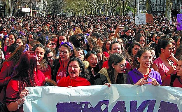 Cientos de mujeres se unieron a la planto-sentada que se celebró ayer en el Boulevard de San Sebastián.