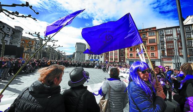 Imágenes correspondientes a la concentración en el Triángulo y posterior manifestación del 8-M por las calles de Tolosa. 
