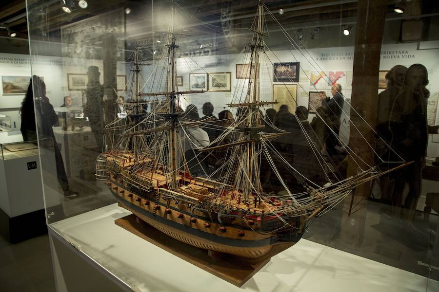 El Museo Naval de San Sebastián acoge, hasta el 30 de septiembre, la exposición temporal 'La búsqueda de la felicidad. La aportación vasca a la independencia de Estados Unidos. En la muestra se pueden ver diversos objetos, maquetas, armas, documentos y abundante material gráfico de época, tanto originales como reproducciones. 