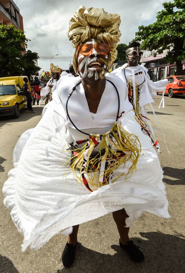 Vestidos de Zulus, y demás trajes tradicionales, las gentes toman las calles de Abidjan, en Costa de Márfil, durante el festival Masa (African Performing Arts Market). Desfile creado en 1993 para facilitar el acceso de artistas africanos al mercado internacional de Arte. 