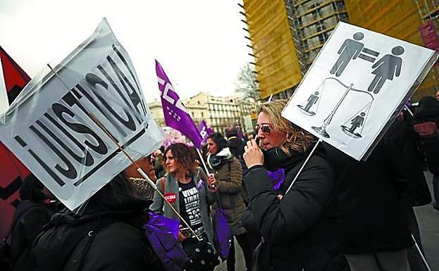 Mujeres en Madrid con carteles de justicia e igualdad. 