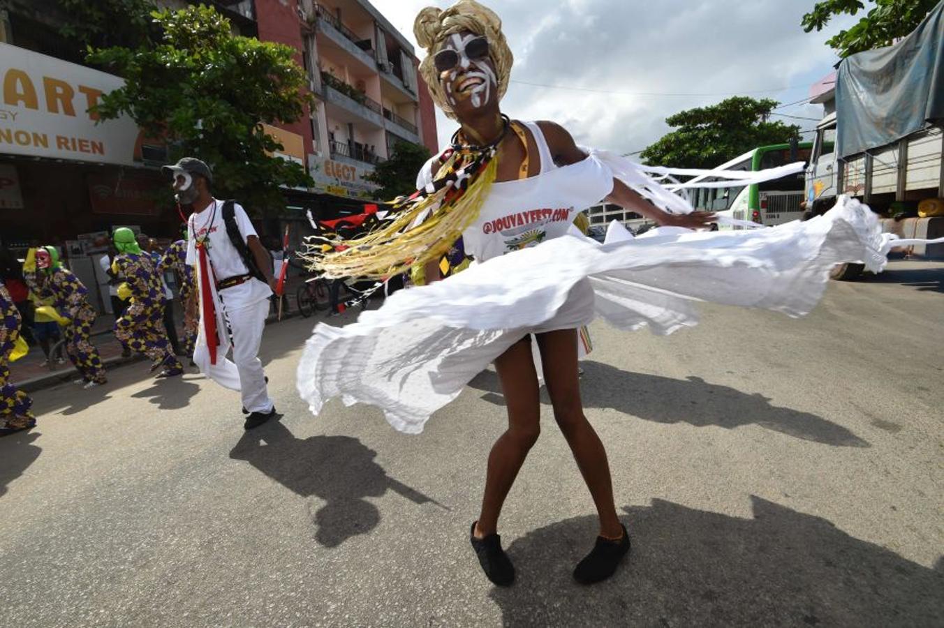 Vestidos de Zulus, y demás trajes tradicionales, las gentes toman las calles de Abidjan, en Costa de Márfil, durante el festival Masa (African Performing Arts Market). Desfile creado en 1993 para facilitar el acceso de artistas africanos al mercado internacional de Arte. 