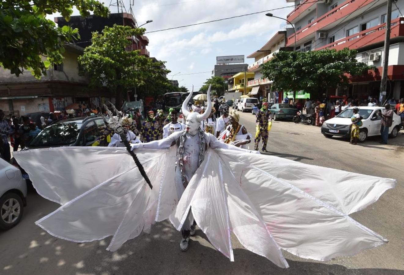 Vestidos de Zulus, y demás trajes tradicionales, las gentes toman las calles de Abidjan, en Costa de Márfil, durante el festival Masa (African Performing Arts Market). Desfile creado en 1993 para facilitar el acceso de artistas africanos al mercado internacional de Arte. 