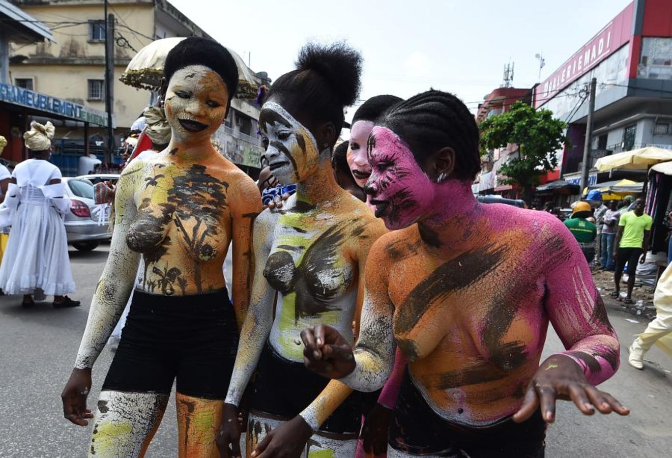 Vestidos de Zulus, y demás trajes tradicionales, las gentes toman las calles de Abidjan, en Costa de Márfil, durante el festival Masa (African Performing Arts Market). Desfile creado en 1993 para facilitar el acceso de artistas africanos al mercado internacional de Arte. 