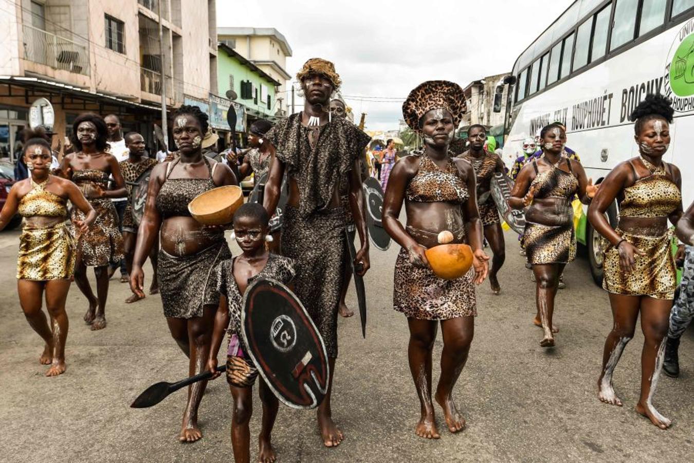 Vestidos de Zulus, y demás trajes tradicionales, las gentes toman las calles de Abidjan, en Costa de Márfil, durante el festival Masa (African Performing Arts Market). Desfile creado en 1993 para facilitar el acceso de artistas africanos al mercado internacional de Arte. 