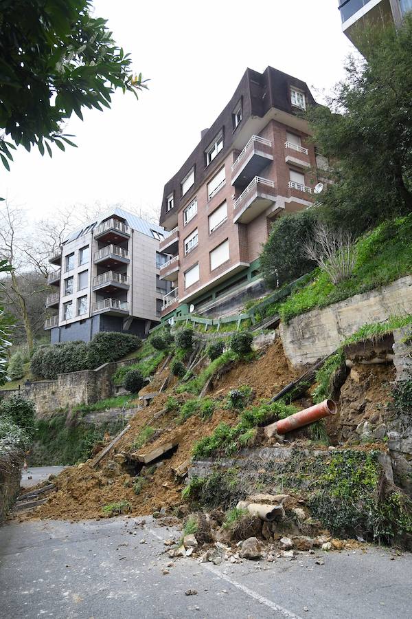 El derrumbe se ha producido a las cuatro de la madrugada, cuando una lengua de tierra se ha deslizado y ha cubierto la calzada a la altura del número 57 del paseo del Faro.