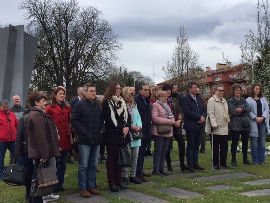 Los municipios guipuzcoanos de Zarautz e Irun han rendido homenaje a las víctimas del terrorismo con motivo de la celebración del 14 aniversario de los atentados del 11 de marzo de 2004 en Madrid.