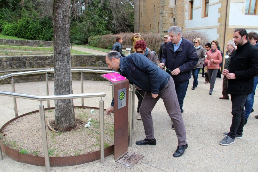 Los municipios guipuzcoanos de Zarautz e Irun han rendido homenaje a las víctimas del terrorismo con motivo de la celebración del 14 aniversario de los atentados del 11 de marzo de 2004 en Madrid.