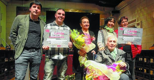 El alcalde, Julen Mendoza, junto a los premiados (Fraile y Legorburu) y a las protagonistas de las historias (Pilar Fraile y Kontxi Ruiz) . 