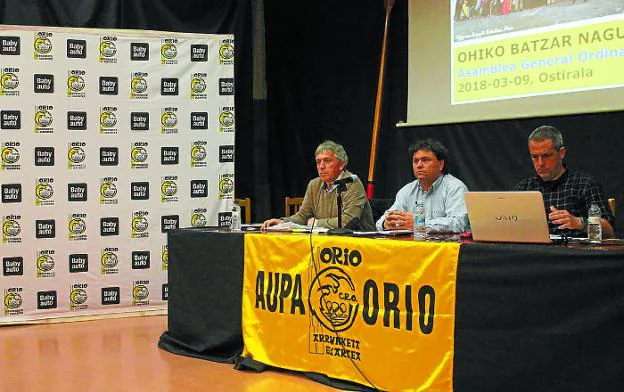 Joxe Ramón Garate, Ibon Huegun e Iñaki Arostegi presidieron la mesa en la asamblea anual. 