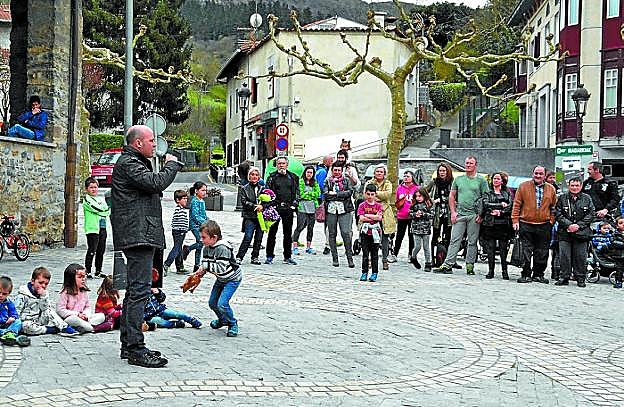 Aitor Mendiluzek bertsoekin eskertu zien omenaldia bertaratuei. 
