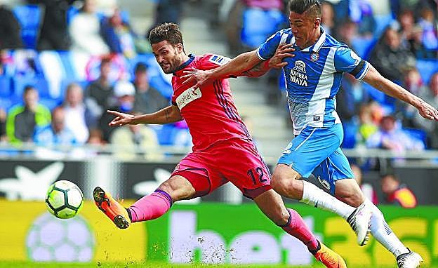 Intensidad. Willian José intenta controlar el esférico ante el acoso de Duarte. 