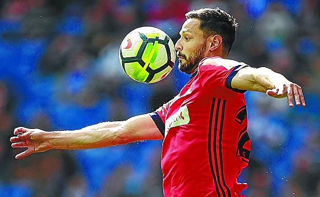 De la Bella controla el balón.