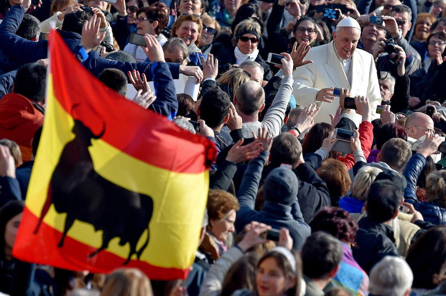 El papa Francisco (dcha), rodeado de fieles, a su llegada a la audiencia general en la plaza de San Pedro del Vaticano. 