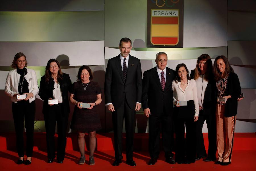 El rey Felipe VI, junto al presidente del COE, Alejandro Blanco (4d), tras entregar a las representantes de las jugadoras de hockey hierba en los JJ OO de Barcelona 92 uno de los galardones otorgados en la XII edición de la Gala Anual del Comité Olímpico Español celebrada en Madrid. 