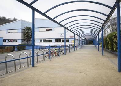 Imagen secundaria 1 - Tres aspectos del colegio Samaniego, de Tolosa, una escena que se ha repetido este miércoles en otros muchos centros guipuzcoanos